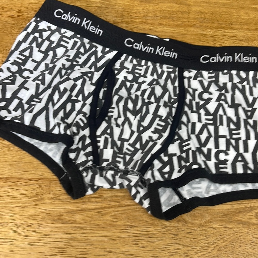 Calvin Klein. Med.